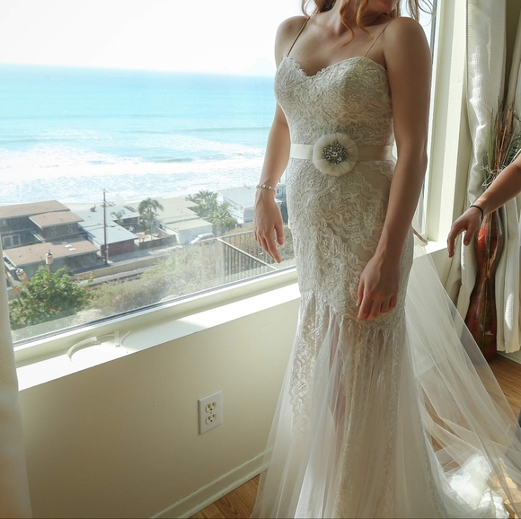 Lace and Tulle Wedding Dress - Picture 1 of 5